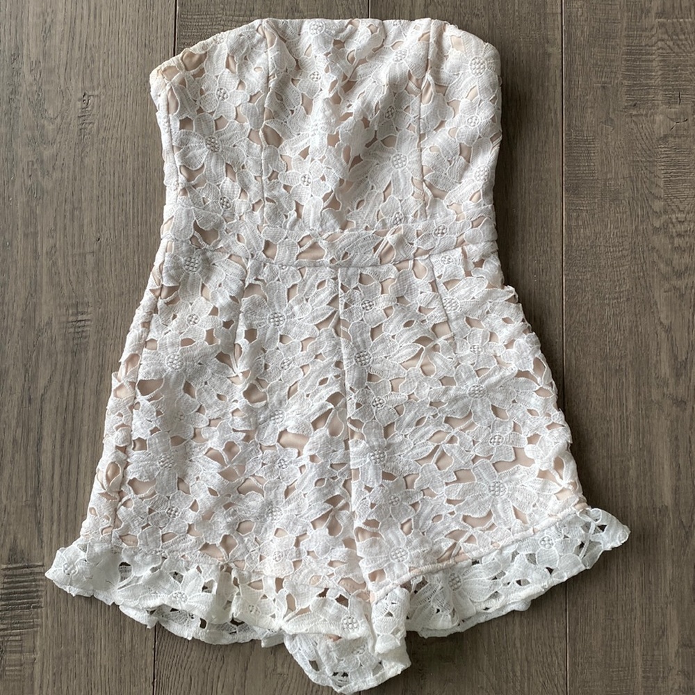 Superdown - Revolve - Kelli Strapless Lace Romper in White - size S